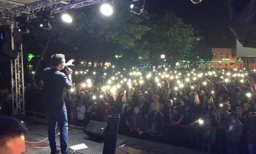 Armin Muzaferija nastavlja s odličnim koncertima - U Tešnju pjevao pred više od 3.000 posjetilaca