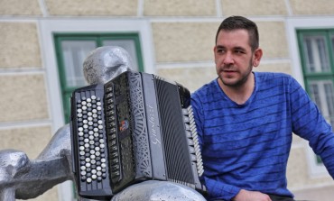 Virtuoz Samir Nurkić na harmonici objasnio kako roditelji na Balkanu uspavljuju djecu