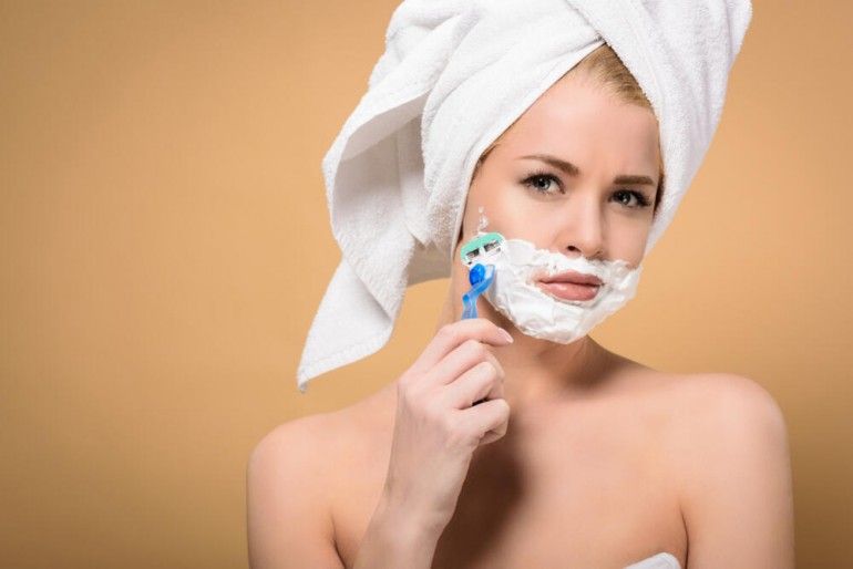 Bizaran trend: Žene koje briju lice tvrde da je to najbolji tretman za kožu, a šta kažu dermatolozi?