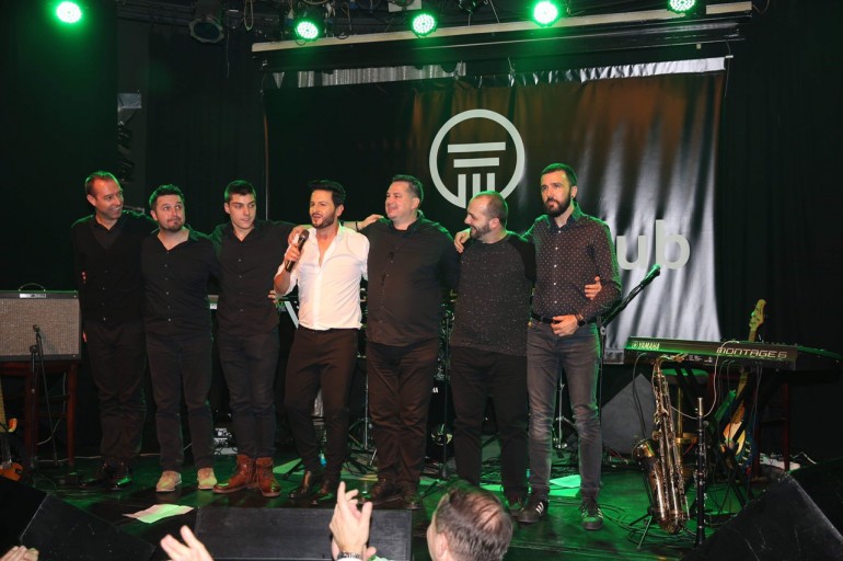 Pjevač prvi put nastupio u pratnji benda u novom sastavu:  Neno Murić rasplakao dizajnericu Amelu Radan
