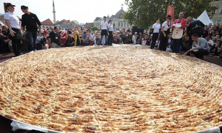 Tuzlaci za Guinnessov rekord napravili najveći burek i porciju ćevapa