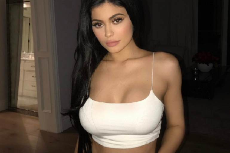 Kylie Jenner pokazala grudi u prozirnoj haljini, fanovi je napali: ‘Izgledaš kao ofucana sponzoruša’