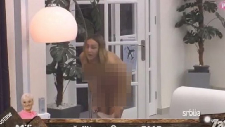 STRIPTIZ U GLUHO DOBA NOĆI! Gola Maca Diskrecija, dok drugi spavaju ona se SKIDA! (18+) (VIDEO)