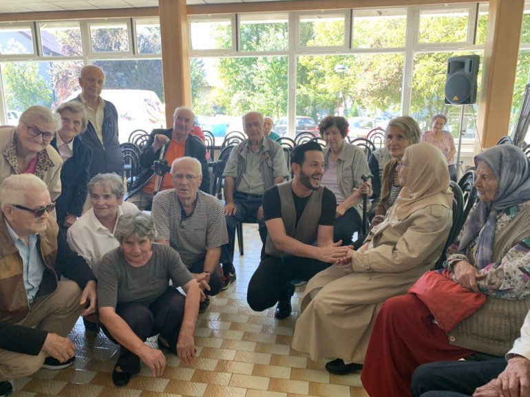„Naše malo nekome je mnogo“: Neno Murić pjesmom uljepšao dan štićenicima staračkog doma u Nedžarićima