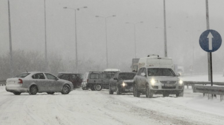 Ovo svaki vozač mora da zna: Evo šta treba da uradite ako se vaš auto zaglavi u snijegu
