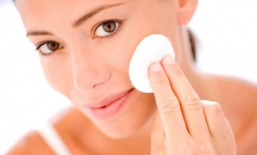 OTKRIVAMO: Da li neskidanje šminke stvarno toliko šteti vašem licu?