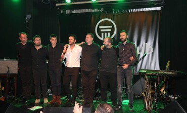 Pjevač prvi put nastupio u pratnji benda u novom sastavu:  Neno Murić rasplakao dizajnericu Amelu Radan