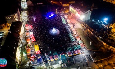 Zimski grad Tuzla: Sinoć odlična zabava uz Crvenu jabuku i Kameleon, u subotu Lena Kovačević